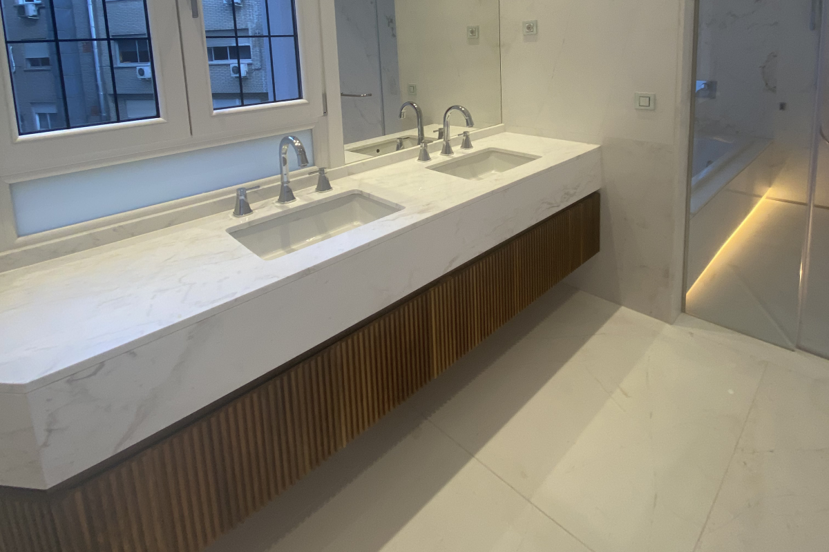 Baño reformado con encimera doble de piedra